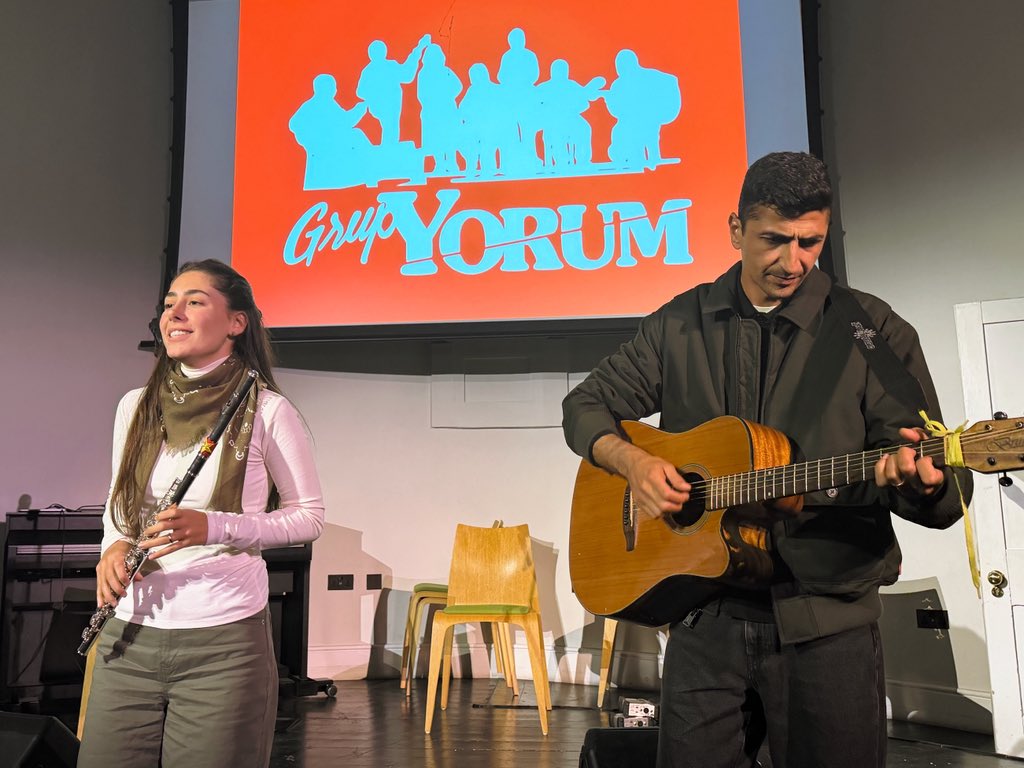 GrupYorum___X__'s tweet photo. Britanya Komünist Partisi’nin Londra’da düzenlediği “Faşizme Karşı Sanatçılar” etkinliğinde biz de faşizme ve emperyalizme karşı mücadele şarkılarımızı seslendirdik. Ayrıca katılımcılara yeni albümümüz Zafer Halayı’nı tanıttık ve tutsaklarımızın direniş dolu selamlarını ilettik. https://t.co/xTlukY7bW8