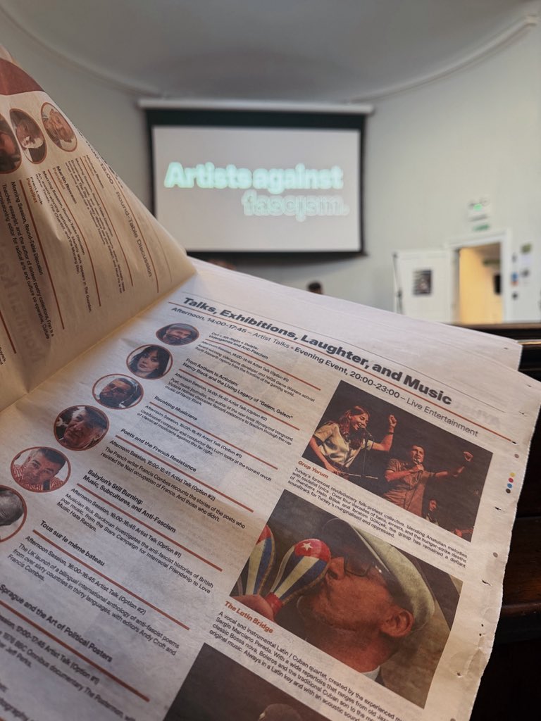 GrupYorum___X__'s tweet photo. Britanya Komünist Partisi’nin Londra’da düzenlediği “Faşizme Karşı Sanatçılar” etkinliğinde biz de faşizme ve emperyalizme karşı mücadele şarkılarımızı seslendirdik. Ayrıca katılımcılara yeni albümümüz Zafer Halayı’nı tanıttık ve tutsaklarımızın direniş dolu selamlarını ilettik. https://t.co/xTlukY7bW8