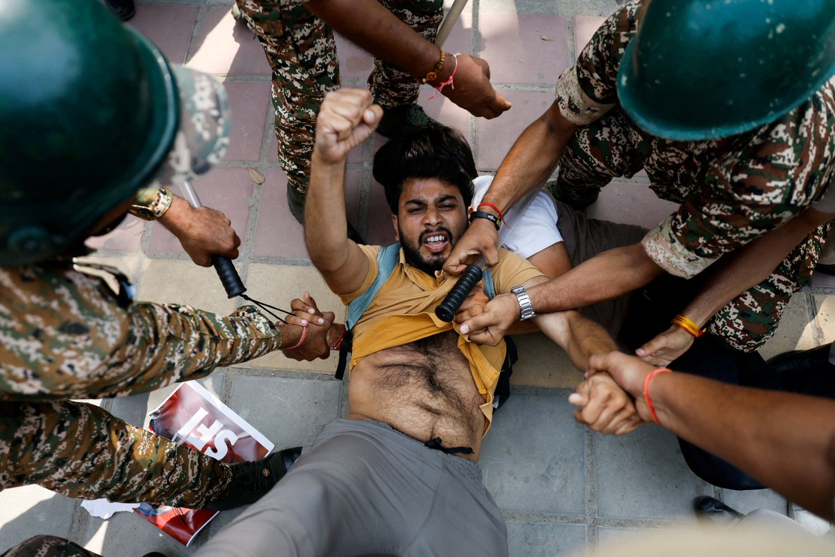 AJEnglish's tweet photo. Thousands of people were detained across New Delhi as Indian authorities mounted a sweeping security operation to stop a protest by the “cockroach” movement demanding the resignation of the country’s election chief — in pictures.

🔗 : https://t.co/xLsvHUOU7T https://t.co/V8LOJ0ADK6