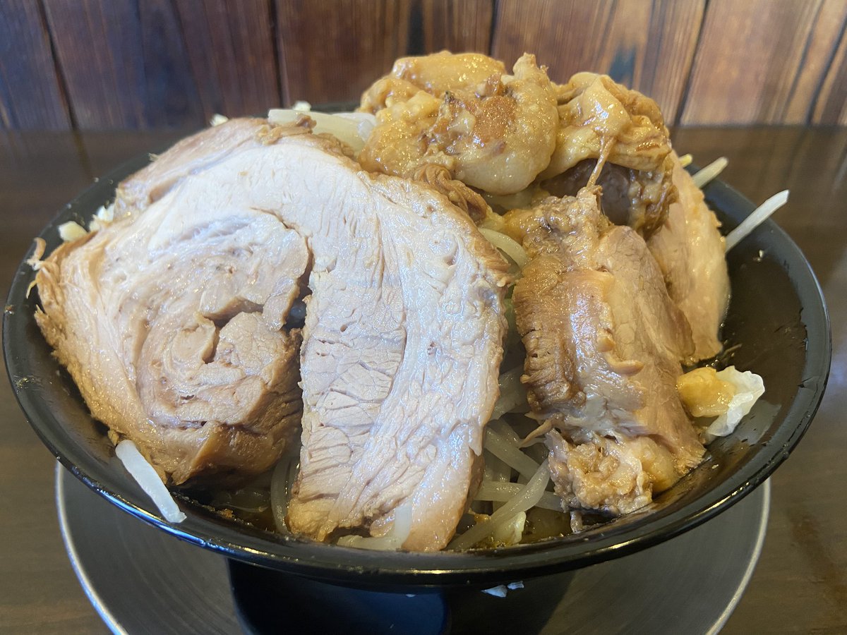 zombiscrum's tweet photo. 26.10.11栃木市薗部町の二郎系
Ｇ系ラーメン
🍜麺屋 櫻弐🍜へ久訪
１１時開店前の外待ち９人に10:46参列☀️

限定〝鬼太麺ニボＸ〟（二ボックス）
茹で前麺量200g月豕２枚

煮干しテイストを上回る勢いの
アブラに翻弄されながらも
数年振り店主さん✖︎テキパキ助手さん
元気そうで何より👏🏻👏🏻👏🏻 https://t.co/5Ky69mIpoJ