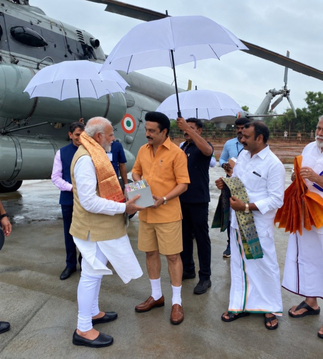 mayorsnakebabu's tweet photo. Trouser pandi welcoming Modi... https://t.co/5Y5I0dKhVf