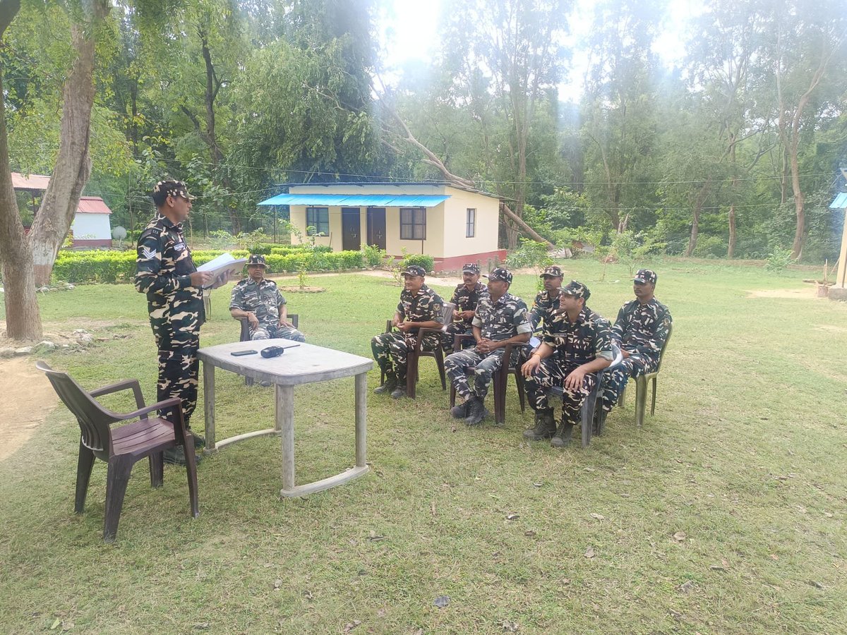 9BnSSB_INDIA's tweet photo. सीमा चौकी में तैनात 09वीं वाहिनी SSB के कार्मिकों को विशेष उपकरणों के संचालन, प्रभावी उपयोग तथा ड्यूटी में उनकी उपयोगिता के संबंध में महत्वपूर्ण जानकारी प्रदान की गई।

#SSB_INDIA #SSBFTRLUCKNOW #SSBSHQGKP https://t.co/xXDEeeocut