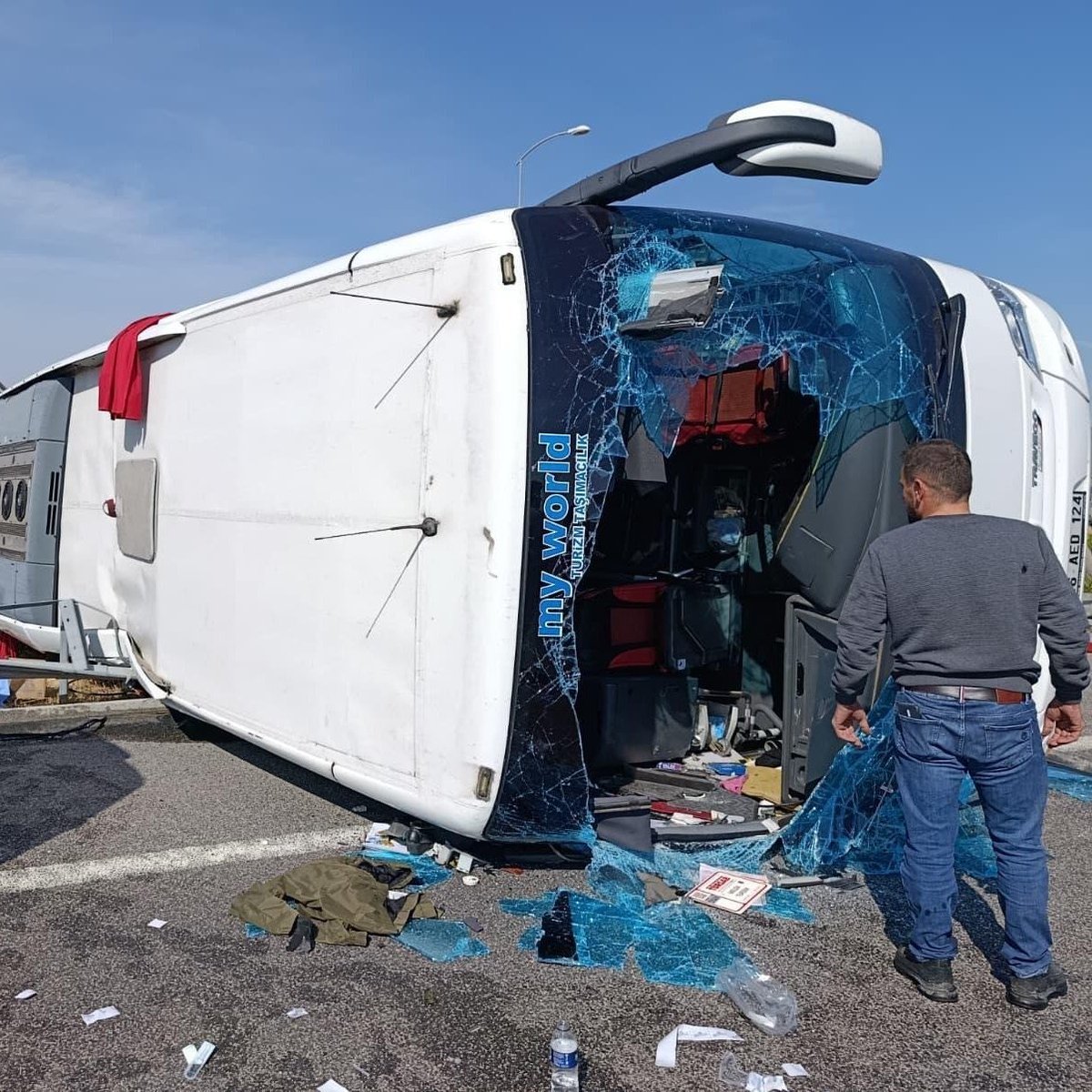 EkremTahaBasbug's tweet photo. BAŞIMIZ SAĞ OLSUN

Manisa’nın Akhisar ilçesi otoban girişinde bir tur otobüs ile tırın çarpışması sonucu meydana gelen trafik kazasında hayatlarını kaybeden vatandaşlarımıza Yüce Allah’tan rahmet, kederli ailelerine sabr-ı cemîl niyaz ediyorum.

Kazada yaralanan vatandaşlarımıza acil şifalar niyaz ediyorum.

Aziz milletimizin başı sağ olsun.

#Manisa
#Akhisar