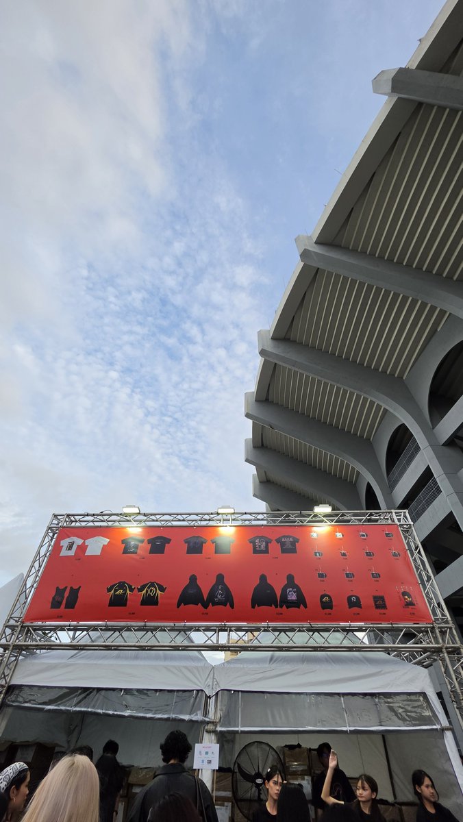 iamwhoiamPo's tweet photo. เข้ามาแล้ว ด่านแรก ดูบัตรประชาชนกับตั๋วแบบไวๆไม่รู้เช็คชื่อมั้ย ด่านสองแสกนบัตรอ่อน รับบัตรแข็งที่ละลึก ด่านสามตรวจเป๋า ด่าน 4 รับกำไรไฟ แล้วข้างในมี บูธขาย md น๊า 

#AfterHoursTilDawnTourBKK #TheWeekndLivelnBangkok #theweekend https://t.co/8HTjqAp35u