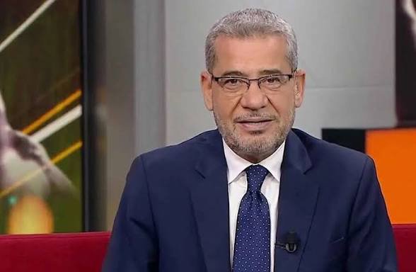 alshagiri's tweet photo. بعد أن كان فاشلًا في بلده لم يقبل به أحد ولم يكن له ذلك الحضور أو التأثير الذي يجعله اسمًا يُذكر في المشهد الإعلامي احتضنته قناة سعودية قرابة خمس وعشرين عامًا ومنحته المساحة والفرصة والظهور حتى أصبح له اسم يعرفه الناس من خلال شاشتها.

لكن ما إن تغيّرت المصالح حتى انقلب المشهد وفي غمضة عين تحوّل من مستفيد من المنبر إلى مهاجم له ومن شخص احتضنته المؤسسة لسنوات إلى صوت لا يكاد يمر يوم دون أن يوجّه سهامه نحو من منحه الحياة!

هنا لا نتحدث عن حق الاختلاف بل عن أخلاقيات الاختلاف ولا عن حق النقد بل عن الفرق بين النقد الموضوعي والتنكر للمعروف.

من حق كل إنسان أن يغيّر رأيه وأن ينتقد أي مؤسسة لكن ليس من حقه أن يزوّر تاريخه أو يتصرف وكأن السنوات التي قضاها تحت مظلة تلك المؤسسة لم تكن وكأن الفرصة التي مُنحت له لم يكن لها أي أثر في حضوره وشهرته.

المشكلة ليست في أن يختلف معها بل في أن يتحوّل الاختلاف إلى حملة دائمة وكأن كل ما كان بالأمس يستحق الامتنان أصبح اليوم يستحق الهجوم والتشهير.

إنكار المعروف لا يصنع بطولة ورفع الصوت لا يصنع مصداقية ومهاجمة من منحك الفرصة لا تمحو حقيقة أنك استفدت منها يومًا.

قد ينجح المرء في لفت الأنظار بالصخب، وقد يجد من يصفق له كلما اشتد هجومه لكن يبقى السؤال الذي لا يستطيع الهروب منه: أين كان⁉️ وماذا كان يمثل⁉️ قبل أن تُفتح له الأبواب التي يقف اليوم أمامها مهاجمًا⁉️

فالاختلاف موقف أما التنكر للمعروف فمسألة أخلاق؛ وبين الاثنين مسافة تكشفها المواقف مهما حاول أصحابها تزيينها بالشعارات.