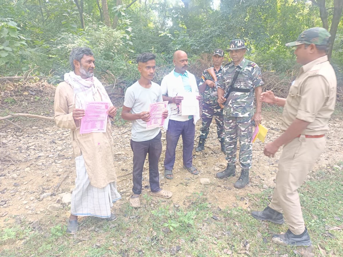 9BnSSB_INDIA's tweet photo. सीमा चौकी में तैनात 09वीं वाहिनी, SSB एवं स्थानीय पुलिस द्वारा संयुक्त गश्त की गई। इस दौरान राहगीरों से पूछताछ एवं आवागमन की निगरानी करते हुए सीमावर्ती क्षेत्र में सुरक्षा व्यवस्था सुदृढ़ बनाए रखने हेतु आवश्यक सतर्कता बरती गई।

#SSB_INDIA #SSBFTRLUCKNOW #SSBSHQGKP https://t.co/rbFQVanpky