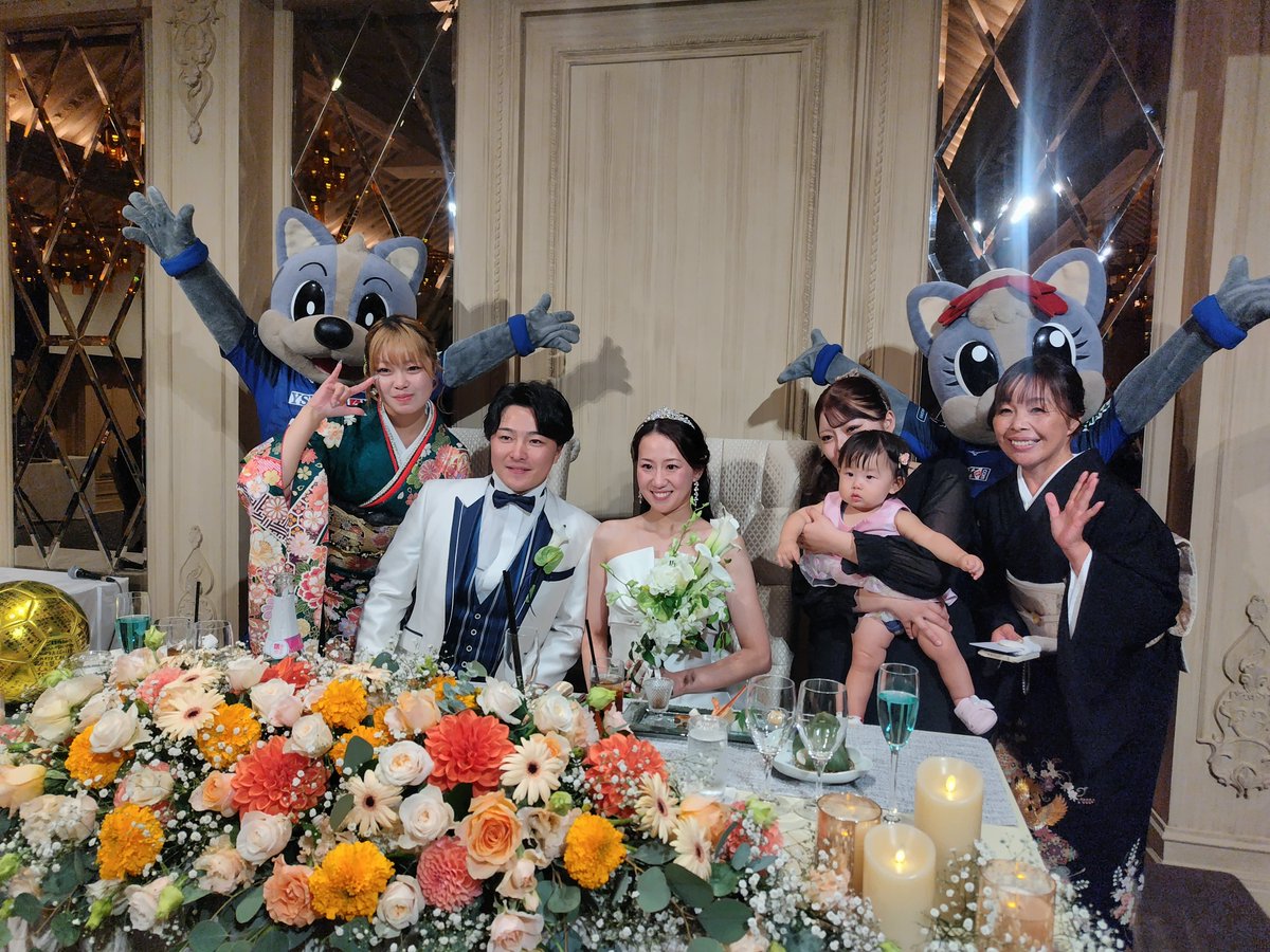 vfk_official's tweet photo. ヴァンくん&フォーレちゃんは、結婚式💒に参列しました。
小さい頃から家族でヴァンフォーレを応援してくれている新郎の翔太さん、そして新婦の亜澄さん、ご家族の皆様、おめでとうございます。❤末永くお幸せに❤
スポンサーの古名屋ホテルで行われました。
ファーストバイトのスプーン🥄が大きかったです(^o^;)
#vfk