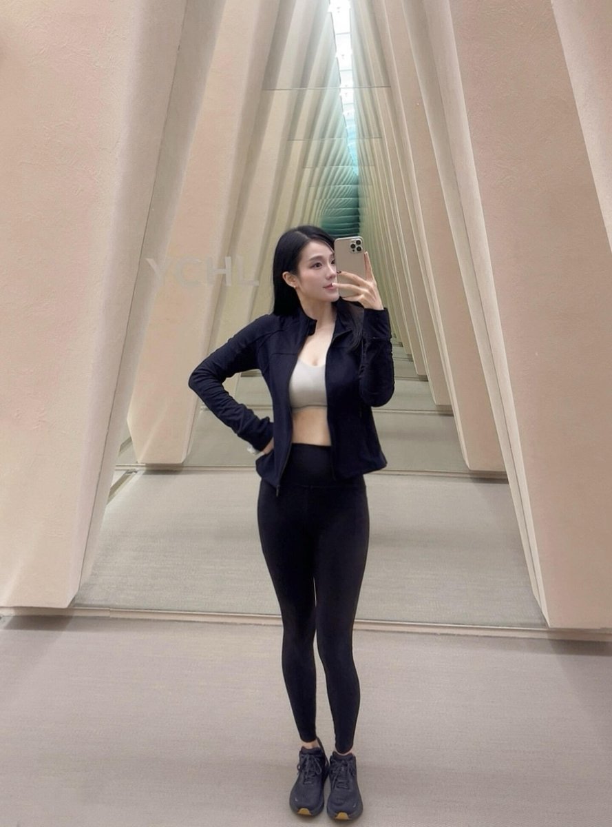 pinki6dc's tweet photo. 化个美美的妆，准备去见粉丝了，你们一般聊多久去开房啊？？？第一次和网友见面就去开房，是不是太急了？？ https://t.co/jWDPd81X0M