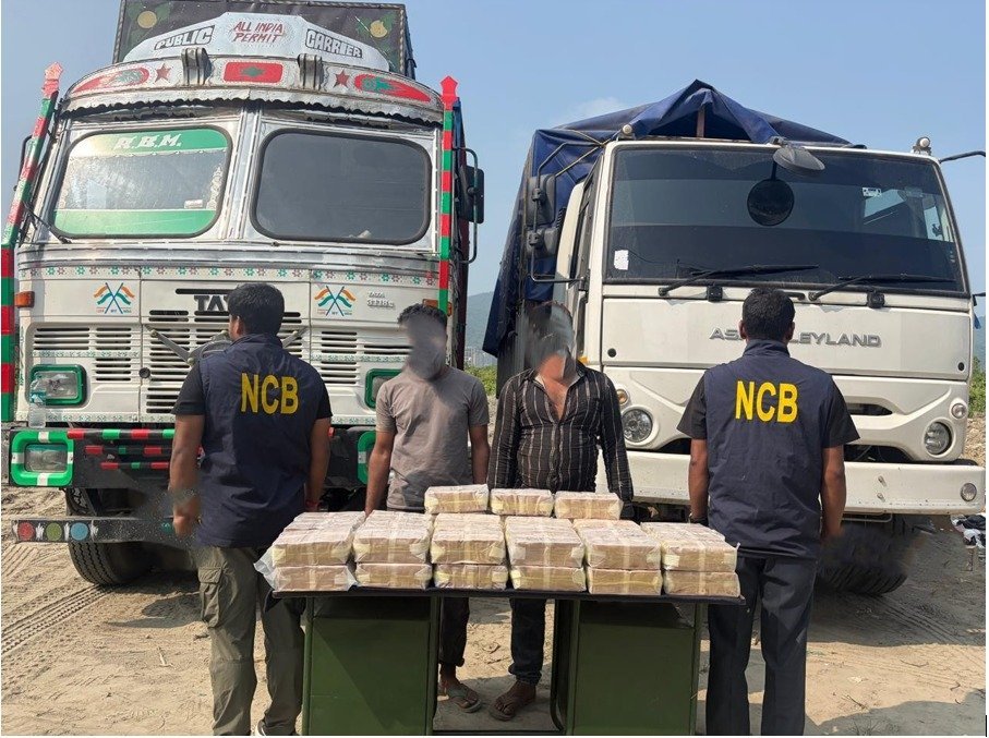 AIRNews_Chennai's tweet photo. 🚨𝐺𝑢𝑤𝑎ℎ𝑎𝑡𝑖 | 𝐴𝑛𝑡𝑖-𝑁𝑎𝑟𝑐𝑜𝑡𝑖𝑐𝑠 𝑂𝑝𝑒𝑟𝑎𝑡𝑖𝑜𝑛
The Narcotics Control Bureau (#NCB), Guwahati, seized 53.937 kg of methamphetamine/WY tablets, valued at approximately ₹43 crore, from two trucks in #Guwahati.
Two men from Manipur were arrested in connection with the seizure.
@narcoticsbureau | @airnewsalerts