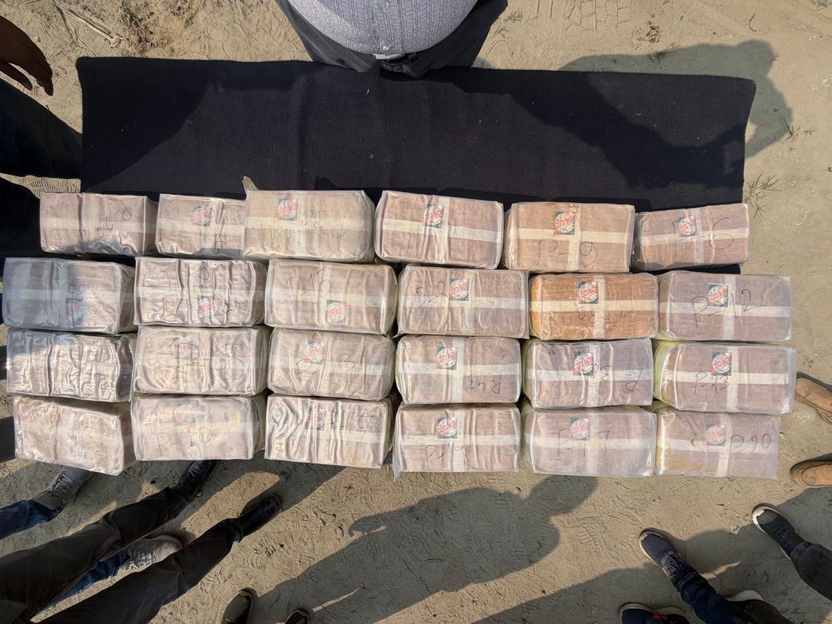 AIRNews_Chennai's tweet photo. 🚨𝐺𝑢𝑤𝑎ℎ𝑎𝑡𝑖 | 𝐴𝑛𝑡𝑖-𝑁𝑎𝑟𝑐𝑜𝑡𝑖𝑐𝑠 𝑂𝑝𝑒𝑟𝑎𝑡𝑖𝑜𝑛
The Narcotics Control Bureau (#NCB), Guwahati, seized 53.937 kg of methamphetamine/WY tablets, valued at approximately ₹43 crore, from two trucks in #Guwahati.
Two men from Manipur were arrested in connection with the seizure.
@narcoticsbureau | @airnewsalerts