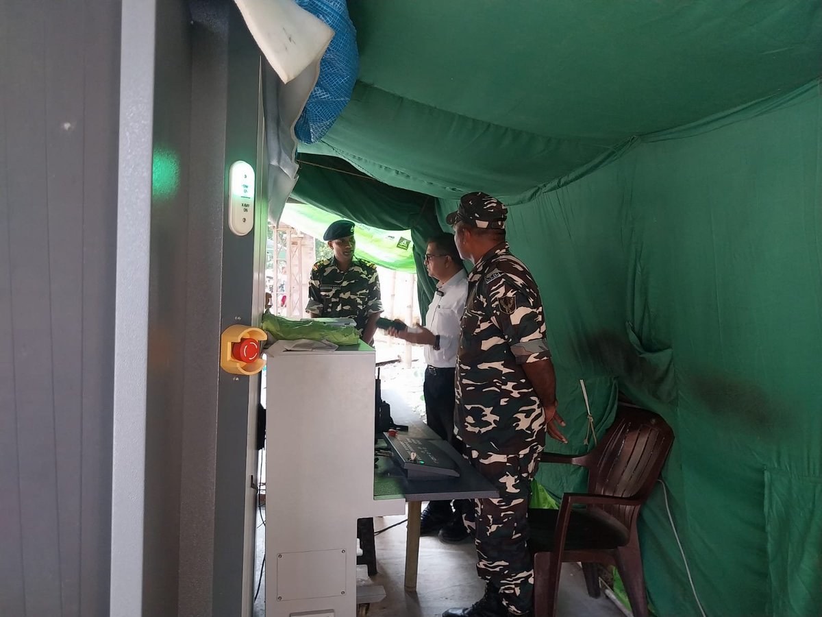 9BnSSB_INDIA's tweet photo. उत्तर प्रदेश पुलिस के अपर पुलिस महानिदेशक श्री राम कुमार, IPS ने जरवा–कोइलाबास चेक पोस्ट का भ्रमण कर 09वीं वाहिनी, SSB, के कार्मिकों द्वारा विशेष उपकरणों से की जा रही जाँच एवं निगरानी व्यवस्थ��� का अवलोकन किया तथा सुरक्षा व्यवस्था एवं सतर्कता के महत्�� पर बल दिया

#SSB_INDIA https://t.co/UFmKnfdG7y
