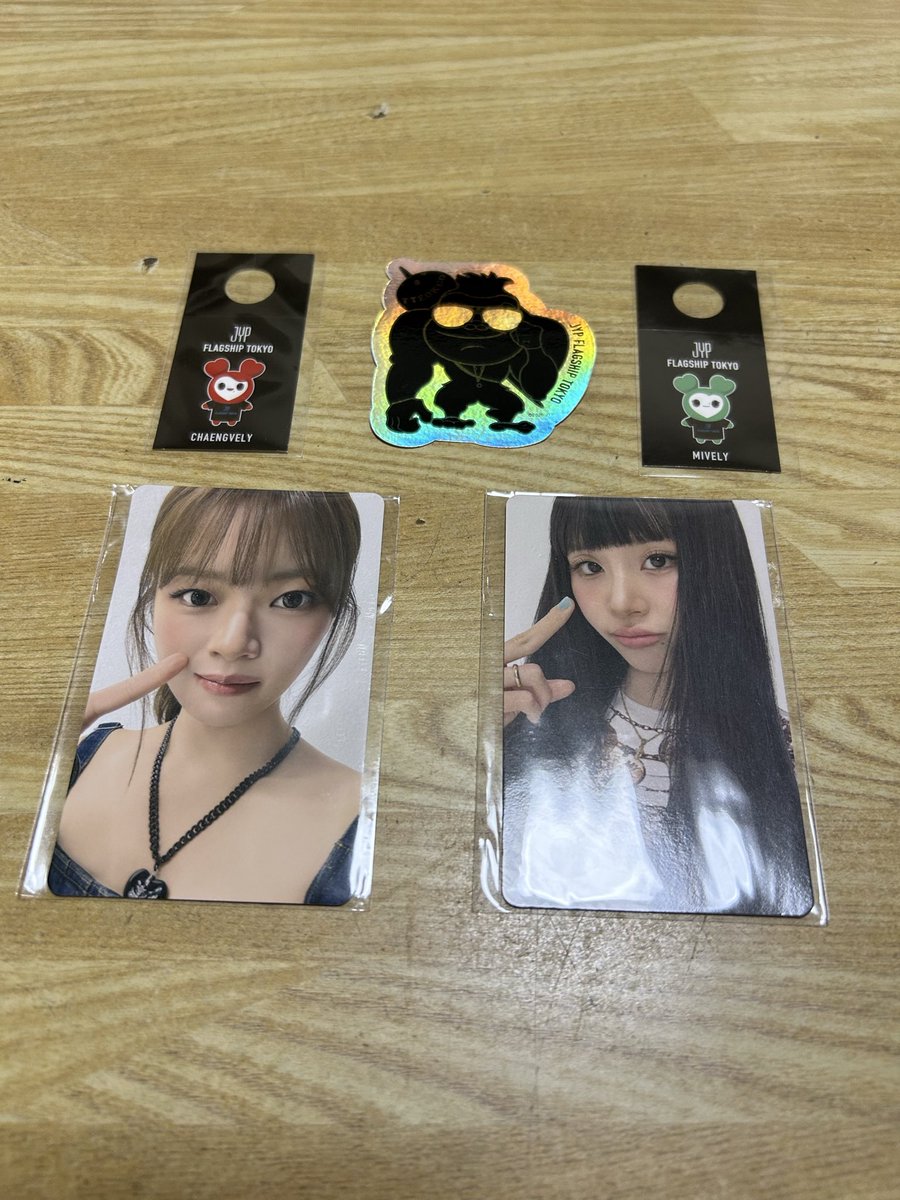 ossanonce's tweet photo. JYP FLAGSHIP TOKYOに行ってきました⑤
10,000円以上の購入で頂ける“万トレ”は会計時に欲しいグループを伝えるとランダムで引けます。
結果は無事ジョンヨンちゃんとチェヨンちゃんの“ノジェム兄弟”を自引き💚❤
私はチャームと万トレの自引きでオーライでしたが妻様が…
#JYP_FLAGSHIP_TOKYO https://t.co/DBP1plF7UV
