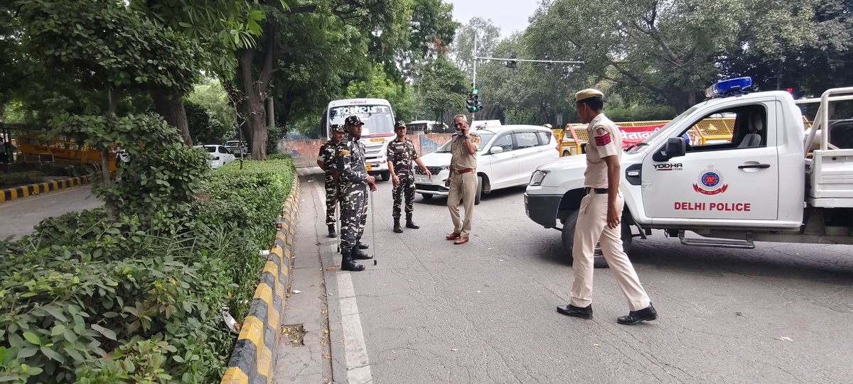 9BnSSB_INDIA's tweet photo. 09वीं वाहिनी, SSB, बलरामपुर के कार्मिकों द्वारा दिल्ली में कानून एवं व्यवस्था ड्यूटी के दौरान पूर्ण सतर्कता, अनुशासन एवं कर्तव्यनिष्ठा के साथ शांति एवं सुरक्षा व्यवस्था बनाए रखने हेतु दायित्वों का निर्वहन किया जा र��ा है।

#SSB_INDIA #SSBFTRLUCKNOW #SSBSHQGKP https://t.co/signZfd7eQ