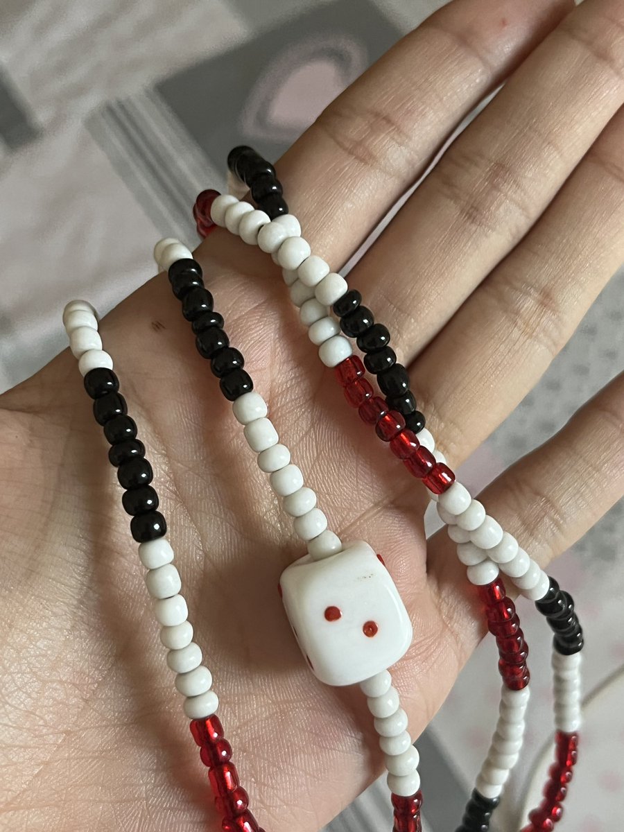 bebel4eva's tweet photo. a pessoa falou que essa guia é muito importante pra ela, e é da linha que a pessoa ela é.
essa pessoa FALOU QUE DEVERIA DAR ESSA GUIA PRA MIM.
PRA MIM.
EU ISABELA.
NERIS. https://t.co/PkMglGGLqH