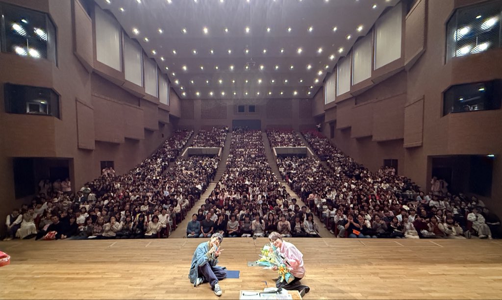 kamiki_official's tweet photo. 宮城学院女子大学さん💐
ありがとうございましたー！！

うすピンクの可愛い【MG STAFF】ジャンパーを着て記念撮影✨

※MGはマネージャーではなく、
"M"IYA "G"AKUの略ということを学んだ神木でした（笑）

#神木学園祭ツアー2026 https://t.co/UmqC1F89CE