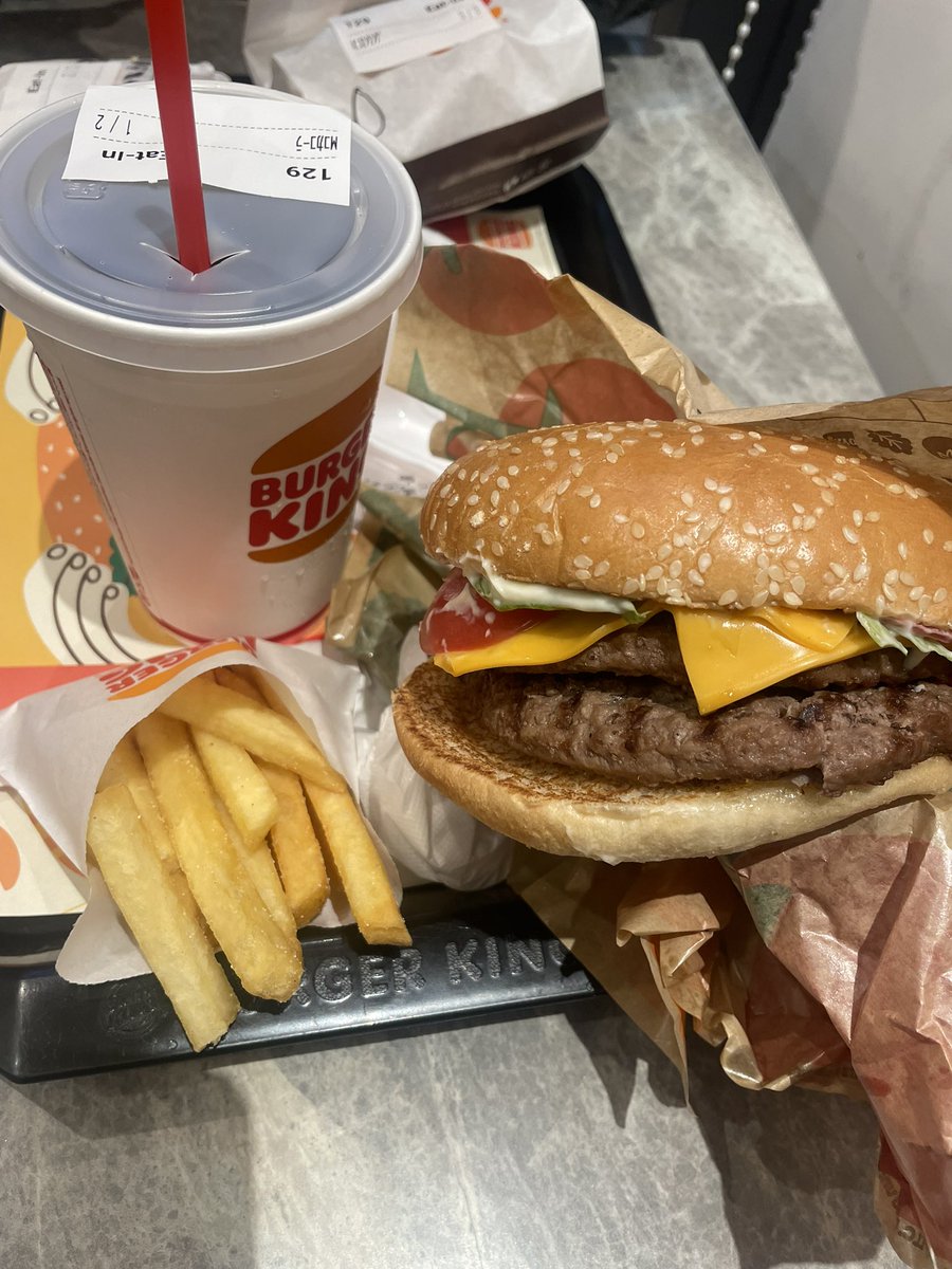 pcgchanRyu's tweet photo. 友達の結婚式も無事終わりカロリーを取れるようになりました
これは昨日食べたバーキン
合計カロリー1400くらい
カロリーは友達 https://t.co/eGFyPgVvxG