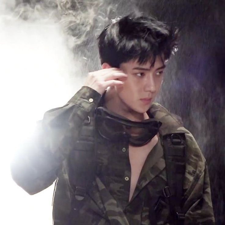 7eqxt8's tweet photo. 군복콤온다 https://t.co/aLr2b9CF7x