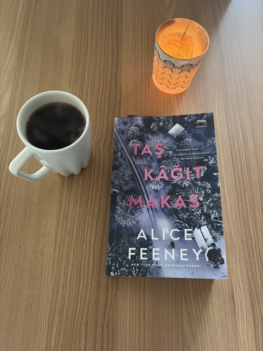 Beyzazklr's tweet photo. Filtre kahvem ve ben köşeye çekiliyoruz bugün ☕️ 📖 https://t.co/OldLhr33M0