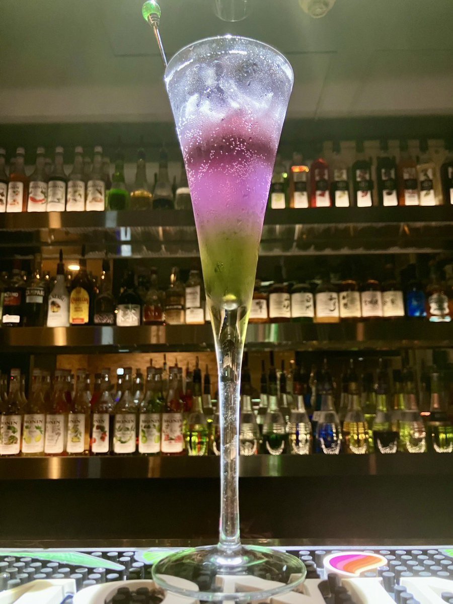 bar_Alstromeria's tweet photo. "根地黒門"
『ジャックジャンヌ』

リクエストにより創作🍸

全ての層をはっき��とした味わいにし全力で突っ走る姿を味覚で💨

上層は赤ワインで熟成された演技の質、下層は甘く青さが残る年齢を感じられる様に🍷🍫

愛の花スミレを合わせ舞台への愛情の強さ、情熱を表現しました🪻

#推しカクテル https://t.co/LVhIvljqov