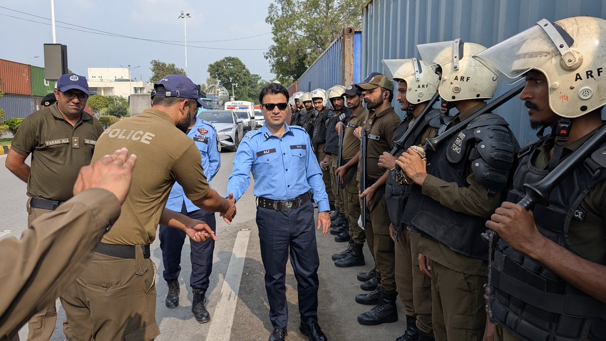 ICT_Police's tweet photo. ڈی آئی جی اسلام آباد علی وسیم کا سکیورٹی انتظامات اور امن و امان کی صورتحال کا جائزہ لینے کے لیے شہر کے مختلف مقامات کا دورہ

پولیس افسران سے ملاقات کی، سکیورٹی انتظامات کا جائزہ لیا،امن و امان برقرار رکھنےاور شہریوں کے جان و مال کے تحفظ کو یقینی بنانے کی ہدایت کی 

#IslamabadPolice