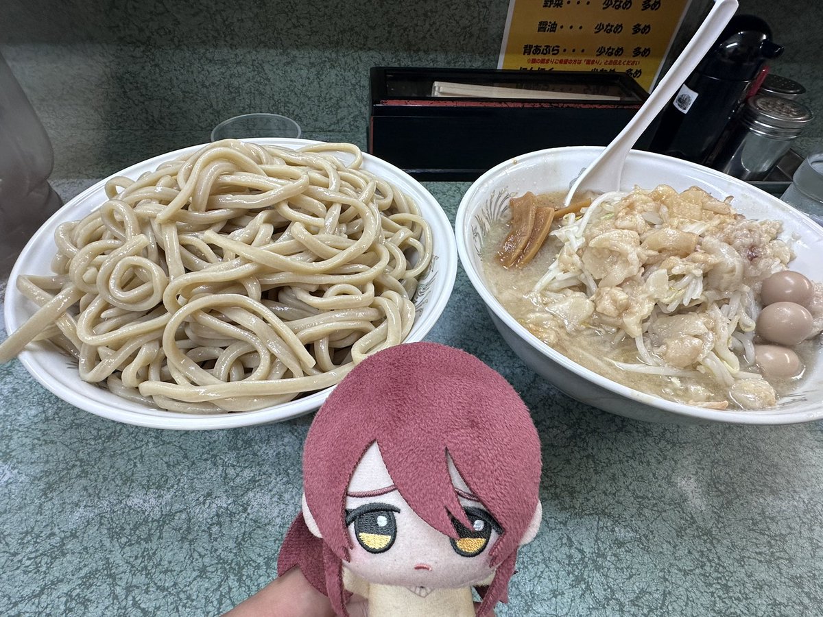 Serdar6920's tweet photo. チビ甜花ちゃん...ラーメン二郎新宿小滝橋通り店に来たよ
大二郎つけ麺3玉(ヤサイアブラマシマシカラメ) https://t.co/QDIzHSFETy