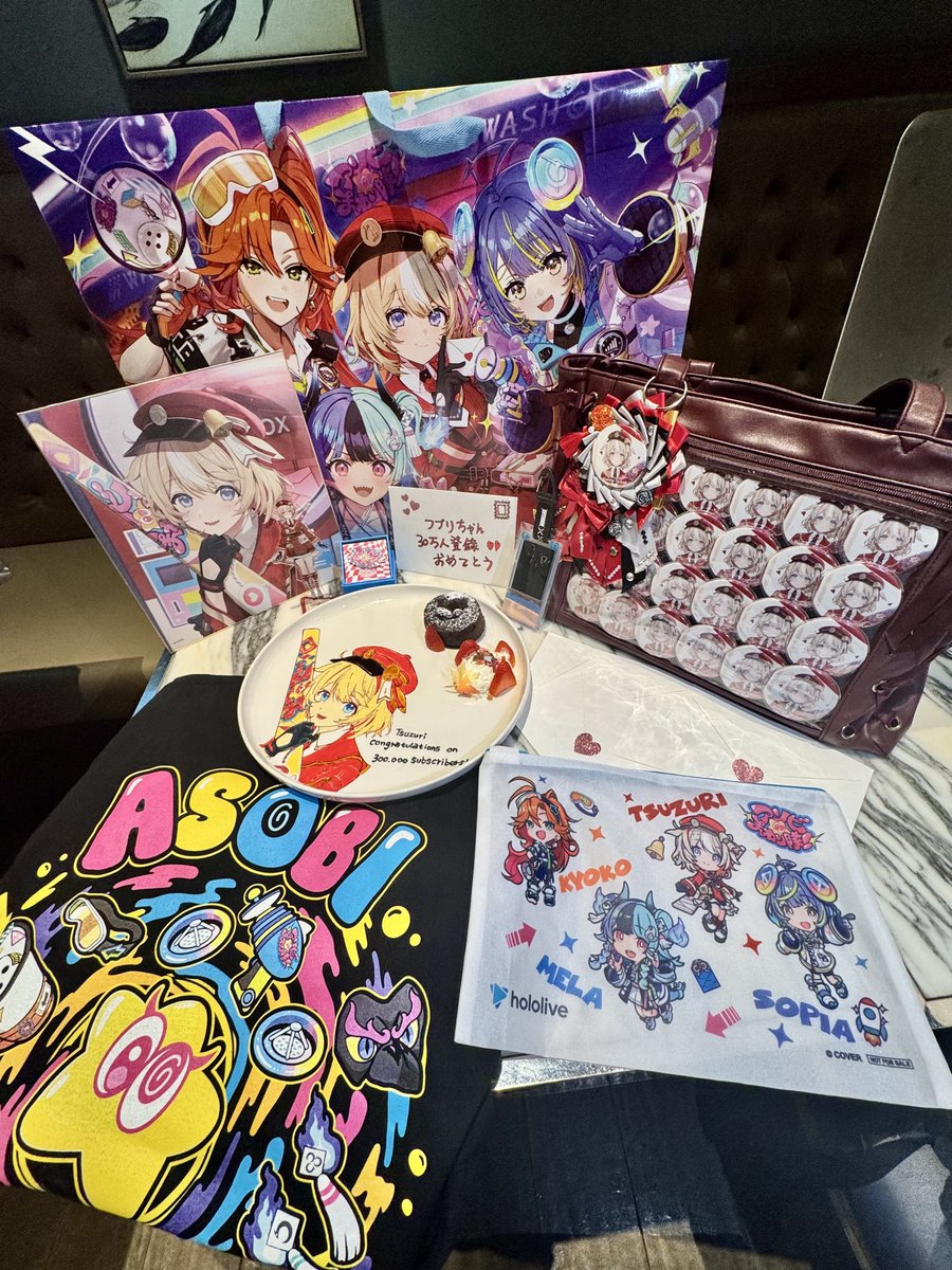 danwhite723's tweet photo. つづりちゃん！🐐💌
改めて30万人達成おめでとう！！
お祝いとして、東京から買ってきたグッズと、依頼して絵を描いてもらった皿を用意したよ！
これからも応援してます！
つづりちゃんなら、すぐに50万人、100万人も達成できそうだね！頑張ってね！
#つづりみーつけた #鈴鳴つづり https://t.co/3fijw61MfF