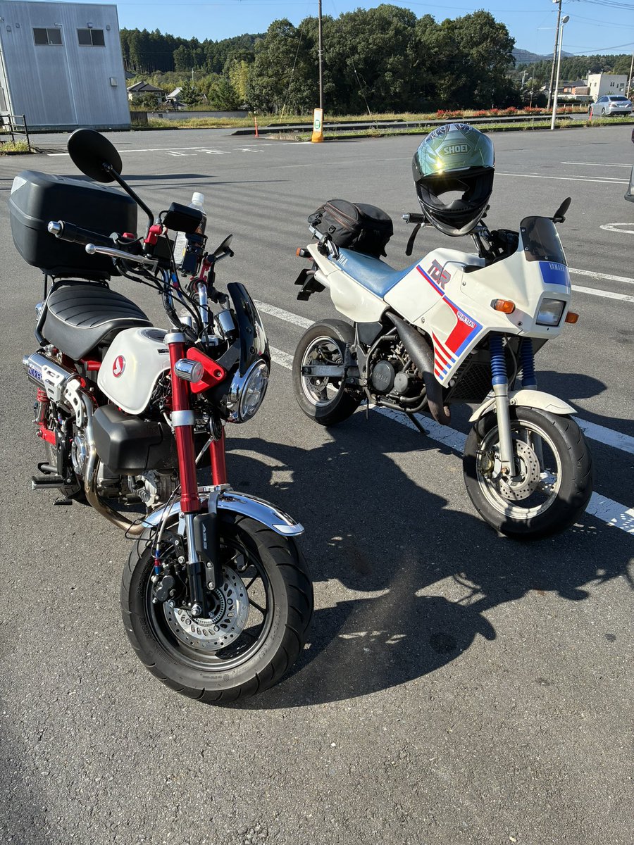 utunokimochi's tweet photo. 今日は就職活動を離れ、小学校時代からのリアル友人とツーリング、往復150km 茨城県の北西、大子町に行きました。目的は忘れ物取り、です。友人は  #TDR80 私は #モンキー125 です。久々に2スト車の排ガスの匂いをずっと吸いながら走りました。ただ最後は、老後と年金の話になり、、( ᵕ̩̩ㅿᵕ̩̩) https://t.co/FzdafRHsf0