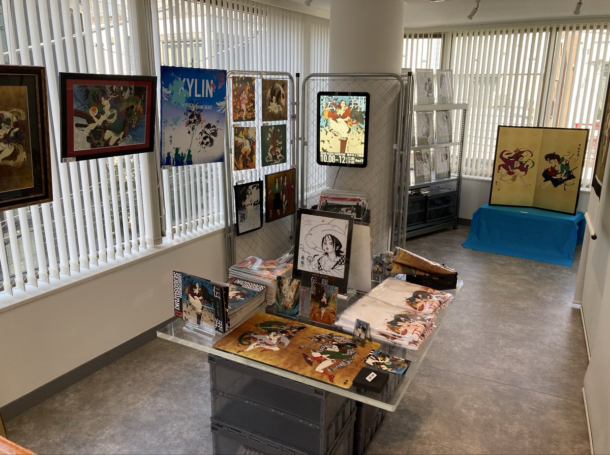 feelfields's tweet photo. EmST
鈴木セイゴ個展『伝翔』

危うく以前の場所に行くところだった。

SNSにアップされていた全ての作品と言うわけではないですが、
廊内には魅力的な新作やグッズがズラリ。

作品集は先日の福岡と東京での各展限定作品も収録されていてすごく良い内容でした。

画集第2弾にも期待したいです。 https://t.co/GDD31eK7NO