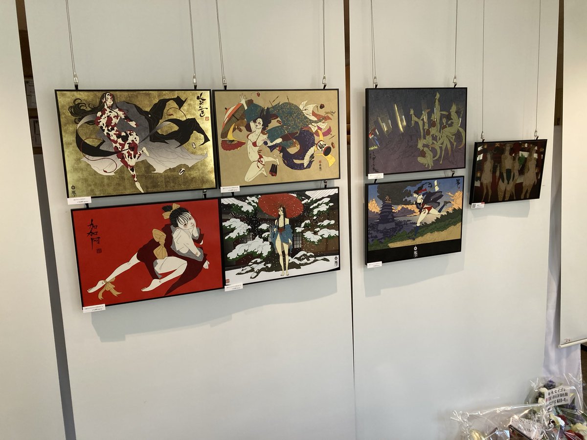 feelfields's tweet photo. EmST
鈴木セイゴ個展『伝翔』

危うく以前の場所に行くところだった。

SNSにアップされていた全ての作品と言うわけではないですが、
廊内には魅力的な新作やグッズがズラリ。

作品集は先日の福岡と東京での各展限定作品も収録されていてすごく良い内容でした。

画集第2弾にも期待したいです。 https://t.co/GDD31eK7NO