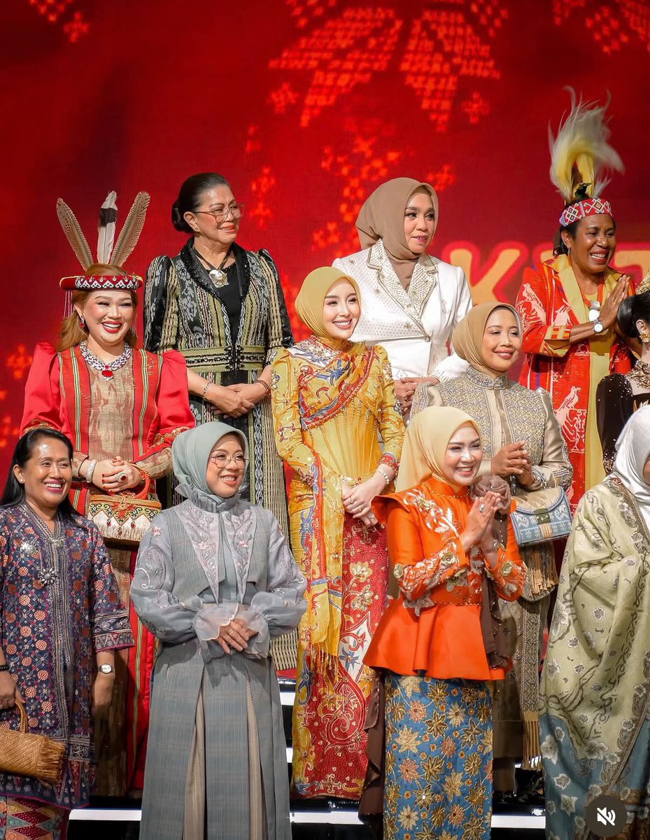 HELLORENATAAA's tweet photo. MANTAPP NI COLLAB GUBERNUR2 KALIMANTAN MELIPIR KE JAKARTA
ISTRI2 NYA LENGGAK LENGGOK , MASYARAKAT ANAK2 BAYI LANSIA SESAK NAFASSS MEREKA GA PEDULIII !!!

KOK MASIH BISA BIKIN ACARAAAAAA OR MENGHADIRI ACARA BEGINIAN....... KENAPA BISAAAAAAAAA??? HOWWWW?????

btw senyumnya lebar banget, kayak luas wilayah yang terbakar. Eh, dibakar..