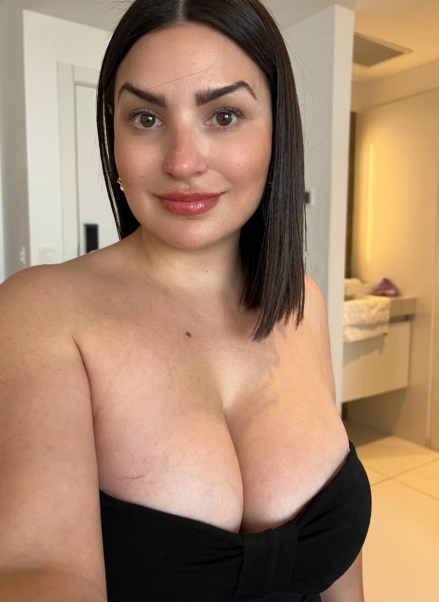 Amandapecann's tweet photo. Would you call me pretty or hot🔥? https://t.co/JsxF6IRyDq