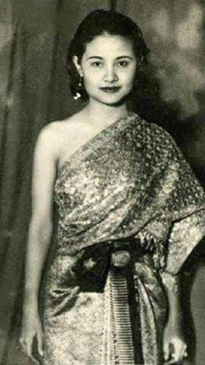Little_n88's tweet photo. Tan Ying On-amphai Komarakul Na Nakorn
(Mom Chao Ying On-amphai Kasemsan), daughter of Prince Phromwaranurak, wearing a traditional Thai national costume reflecting Thai identity. The photo was taken circa 1920 – 1930.
#Thaicostume #Thaioutfit #ThaiRoyalDress #Thaidress  #UNESCO https://t.co/O5jrWXSUqc