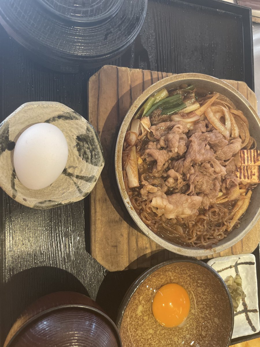 kahiiro99's tweet photo. 休みだけどお疲れ気味〜😮
最近のランチ、スギモトで黒毛和牛すき焼き定食　肉2倍🥩
安定の味❗️落ち着いた雰囲気でゆったりできました〜

ゼッテリアのごちそうポテト、うま〜
第一弾はとうやでもう終了、次はインカのめざめ🍟 https://t.co/5cqoO51QqT