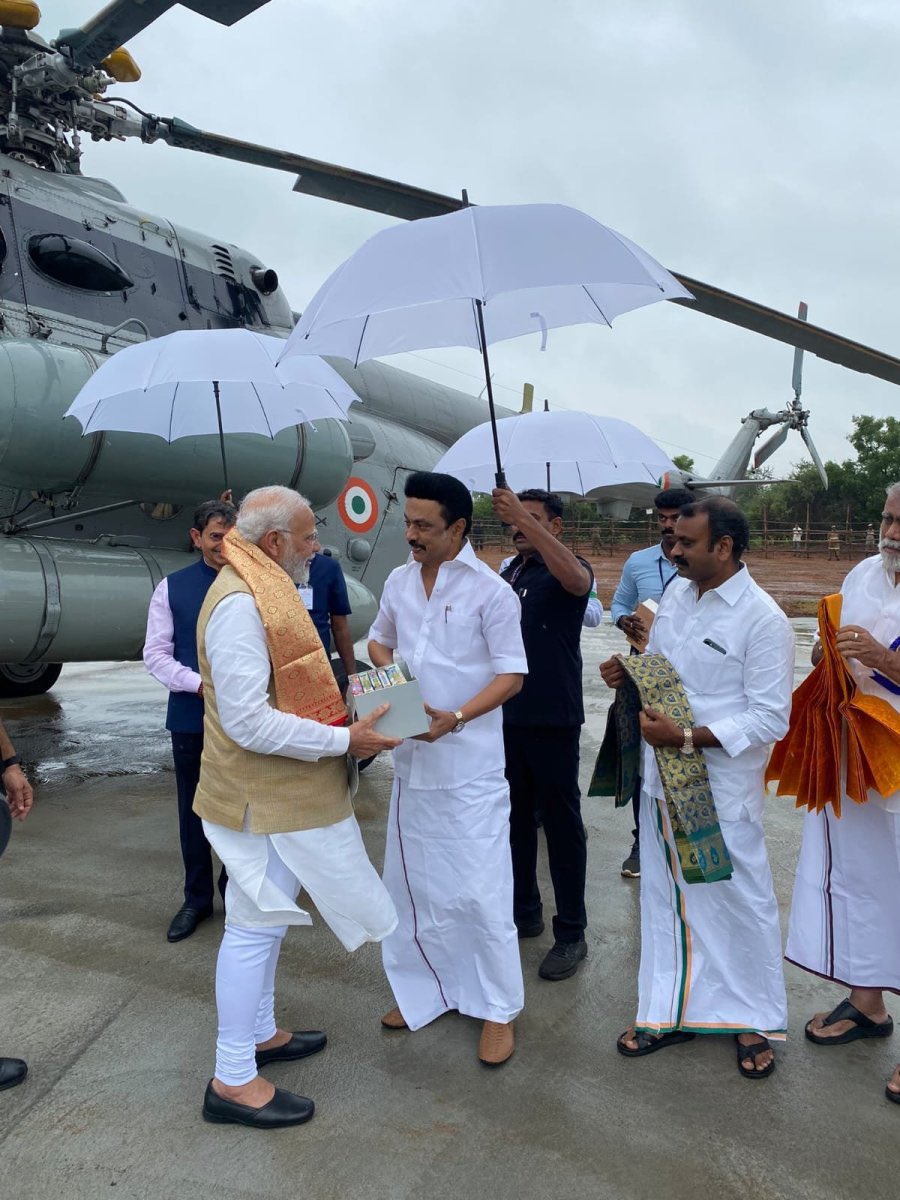 sureshsamyTVK's tweet photo. Thalaivar receiving PM Modi in Black shirt 
Stalin received modi in white umbrella &amp; white shirt
Yov Stalin uncle learn politics from this kutty boy https://t.co/97VueyUluk