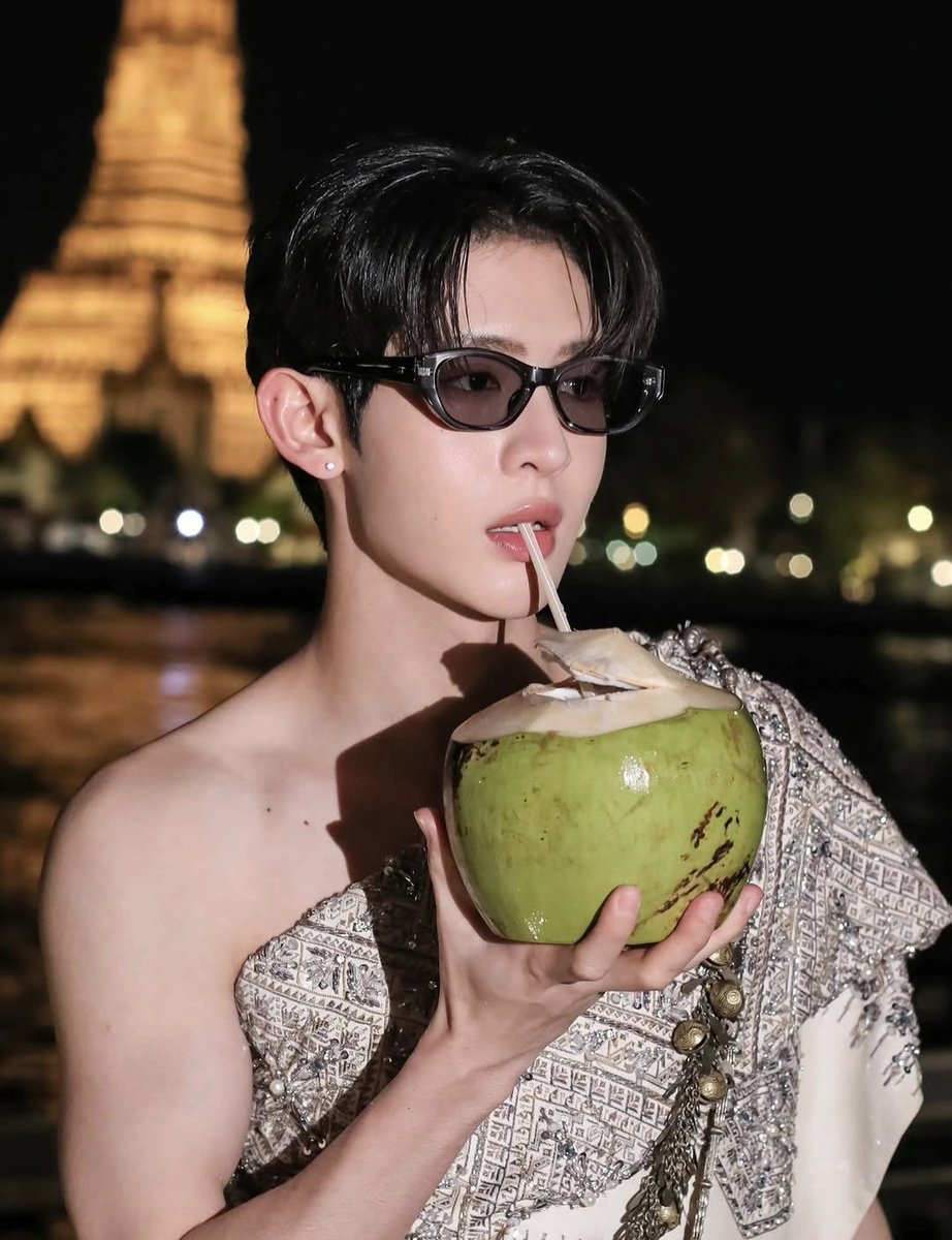 icondasiy's tweet photo. not north saying he can easily find a dozen of male leads who look like THIS?? please where are they give them to me asap https://t.co/eCEyfQZhrW