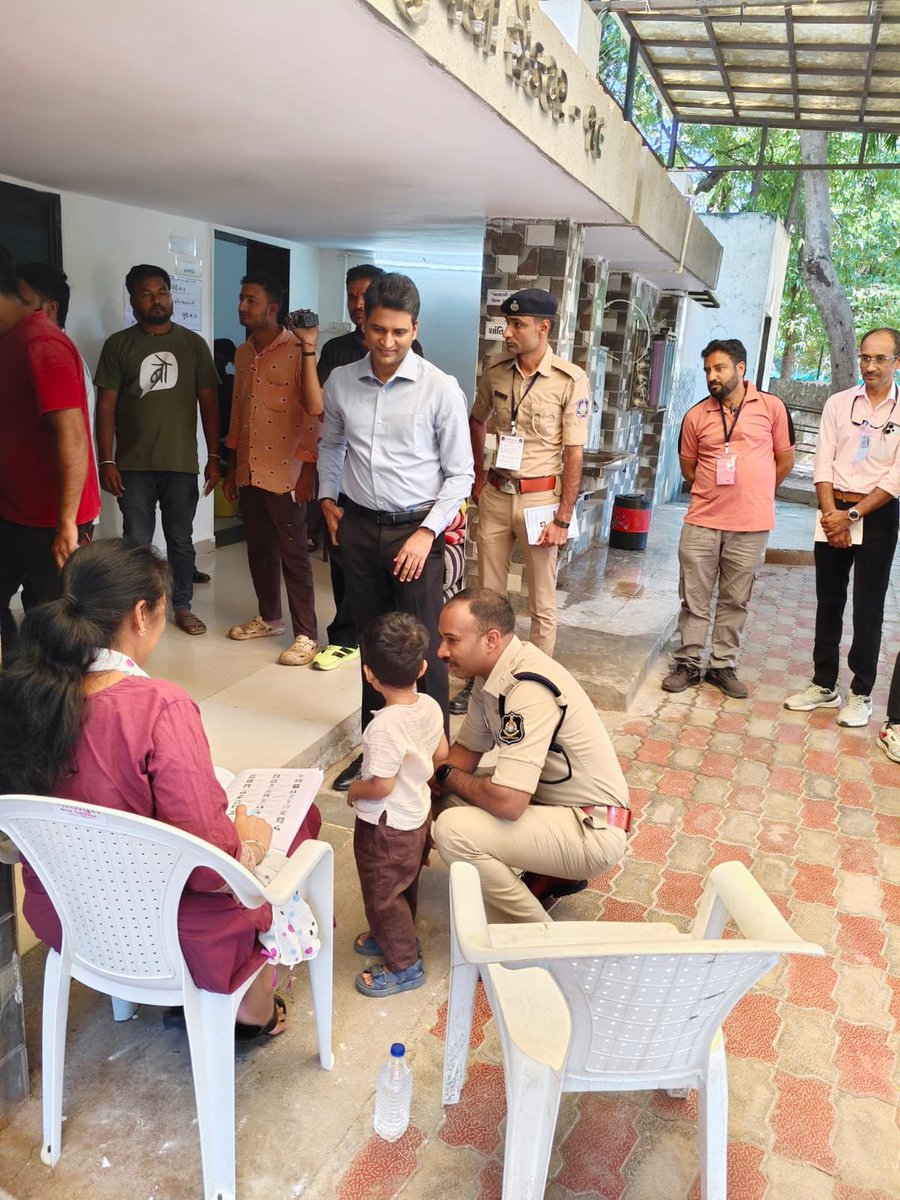 CollectorGnr's tweet photo. મતદારો સરળતાથી અને નિર્ભયપણે પોતાના મતાધિકારનો ઉપયોગ કરી શકે તે માટે ગાંધીનગર મહાનગરપાલિકા ચૂંટણી અંતર્ગત જિલ્લા ચૂંટણી અધિકારી અને કલેક્ટર શ્રી રવિન્દ્ર ખતાલેએ સેક્ટર-19 ના મતદાન મથકોનું સ્થળ નિરીક્ષણ કર્યું હતું.
#GNR #Gandhinagar
@CMOGuj @InfoGandhinagar https://t.co/OsH3DiN2p7