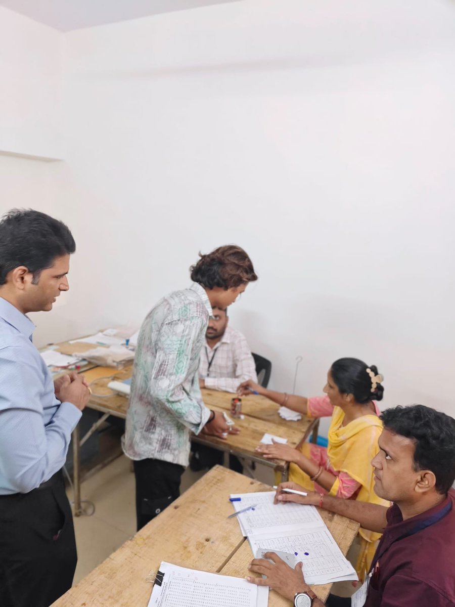 CollectorGnr's tweet photo. મતદારો સરળતાથી અને નિર્ભયપણે પોતાના મતાધિકારનો ઉપયોગ કરી શકે તે માટે ગાંધીનગર મહાનગરપાલિકા ચૂંટણી અંતર્ગત જિલ્લા ચૂંટણી અધિકારી અને કલેક્ટર શ્રી રવિન્દ્ર ખતાલેએ સેક્ટર-19 ના મતદાન મથકોનું સ્થળ નિરીક્ષણ કર્યું હતું.
#GNR #Gandhinagar
@CMOGuj @InfoGandhinagar https://t.co/OsH3DiN2p7