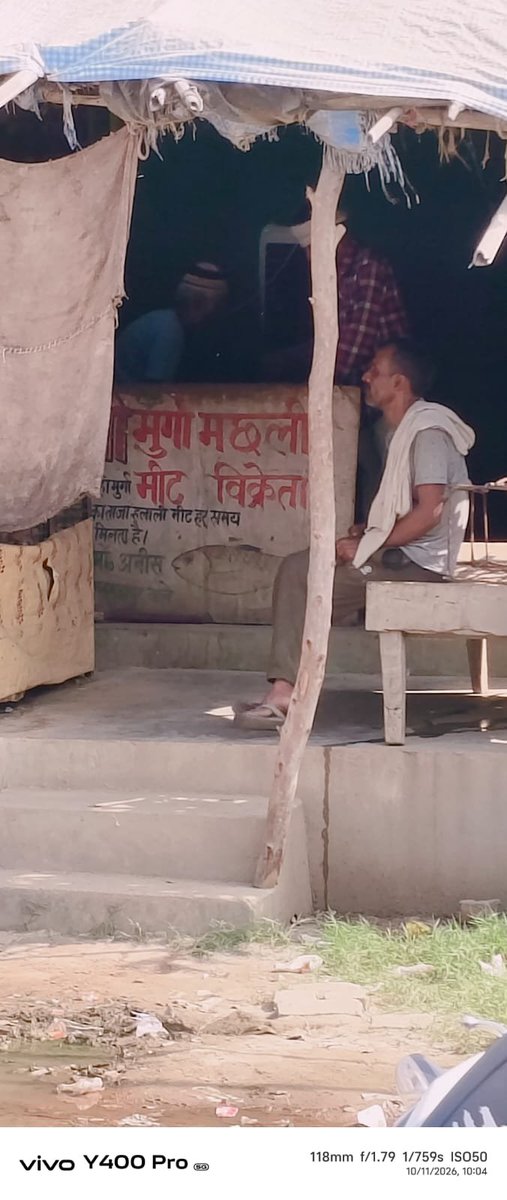 Ij62916691's tweet photo. 🚨 मुंगीसापुर,#कानपुर_देहात में #मांस बिक्री का मामला!

#मुंगीसापुर में अंग्रेजी शराब के ठेके के पास स्थित मुर्गी की दुकान पर आज #नवरात्रि के प्रथम दिन मांस बेचे जाने की सूचना है।
@adgzonekanpur @kanpurdehatpol @Uppolice @CMOfficeUP @upgov

#Navratri #KanpurDehat #UttarPradesh https://t.co/FQkKjNkh2d