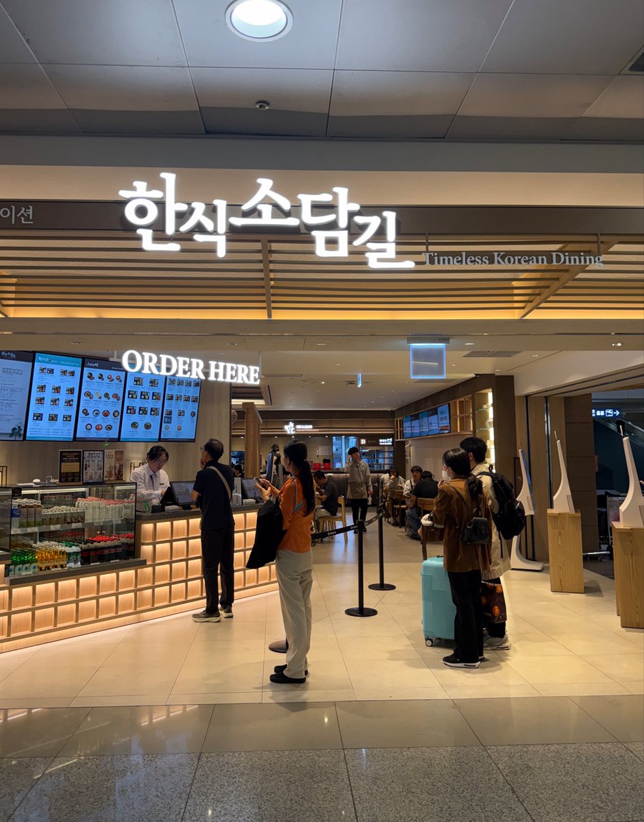 8xrq725's tweet photo. 無性にポッサムが食べたくて帰りの空港で探しまくったんだけど仁川T1の地下にあるフードコートのポッサム定食がマジで神すぎて涙流しながら食べた
お肉ぷりぷりだし臭みもないし何よりもチゲがしょっぱくて余計な物何も入ってなくてお腹いっぱいの状態で無理やり詰め込んだけど美味しかった(´-﹃-`)Zｚ https://t.co/TVv650fxtP