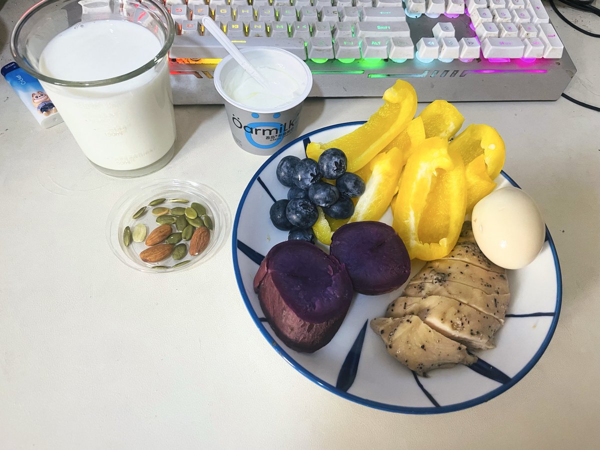Javenzhan's tweet photo. #薄肌 
很多朋友都说薄肌，也研究健身和饮食，肌肉不仅代表形象，更重要的是健康，蛋白质、优质脂肪、优质碳水、膳食纤维这些大家都了解，很多人不是吃得不健康，而是根本不知道自己每天在吃什么。

其实餐桌上藏着几个容易被忽视的健康风险：

1. 炒菜的油，不只是热量问题。

油温过高、炒到冒烟，会加速油脂氧化，产生醛类等降解产物。反复加热的油，问题更大。

别等油冒烟再下菜，少油烹饪，别反复使用炸油。炒菜油烟也要注意，开抽油烟机不只是为了厨房干净。

2. 真正的高钠陷阱，可能藏在酱料里。

酱油、蚝油、豆瓣酱、火锅底料、拌饭酱、腌菜……

你以为自己没放多少盐，实际上钠可能早就超标。

成年人每天钠摄入应少于 2000mg，相当于食盐不到 5g。注意，是全天所有食物加起来，不是只算炒菜时撒的盐。

长期高钠饮食会增加高血压和心血管疾病风险。

3. 烧烤和油炸，不是吃一口就会生病，但别天天吃。

肉类在高温煎烤时可能产生杂环胺；油脂滴到火焰上形成的烟雾，可能带来多环芳烃。

薯条、薯片等富含淀粉的食物，在高温油炸时还可能产生丙烯酰胺。

少吃焦黑部分，避免长时间高温烹调，别把烧烤、油炸当日常主食。

4. 慢性炎症，不是靠一颗保健品解决的。

长期睡眠不足、吸烟、缺乏运动、腹部脂肪过多，以及整体饮食质量差，都可能影响身体的炎症调节。

真正值得长期坚持的，是减少超加工食品，吃够蔬菜水果、全谷物和优质蛋白，保持规律运动和睡眠。

5. 抗氧化食物，别只盯着保健品。

蓝莓、紫薯、紫甘蓝、黑豆等富含花青素或其他多酚类物质；深绿色蔬菜、番茄、坚果也能提供不同的抗氧化营养成分。

鱼类提供 Omega-3 脂肪酸，豆类和全谷物提供膳食纤维。

但记住：没有哪一种食物能单独清除全身炎症。真正有价值的是长期、多样化的饮食模式。

最后说一句：

健康不是吃几顿水煮鸡胸肉，也不是买一堆昂贵的补剂。

而是你每天炒菜用了多少油、酱料放了多少、食物有没有烧焦、睡了几个小时，以及这些习惯重复了多少年。

别只关注自己吃了什么，还要关注食物是怎么被做出来的。
#蓝v互关 #有关必回