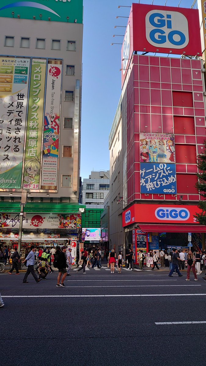 gurugurufox's tweet photo. 何かよく分からんが
この通りにベンチ並べて
座れるようにしてるけど

この通りは
通りすぎるだけに
しておいた方がいいよ https://t.co/khk8L0teBU