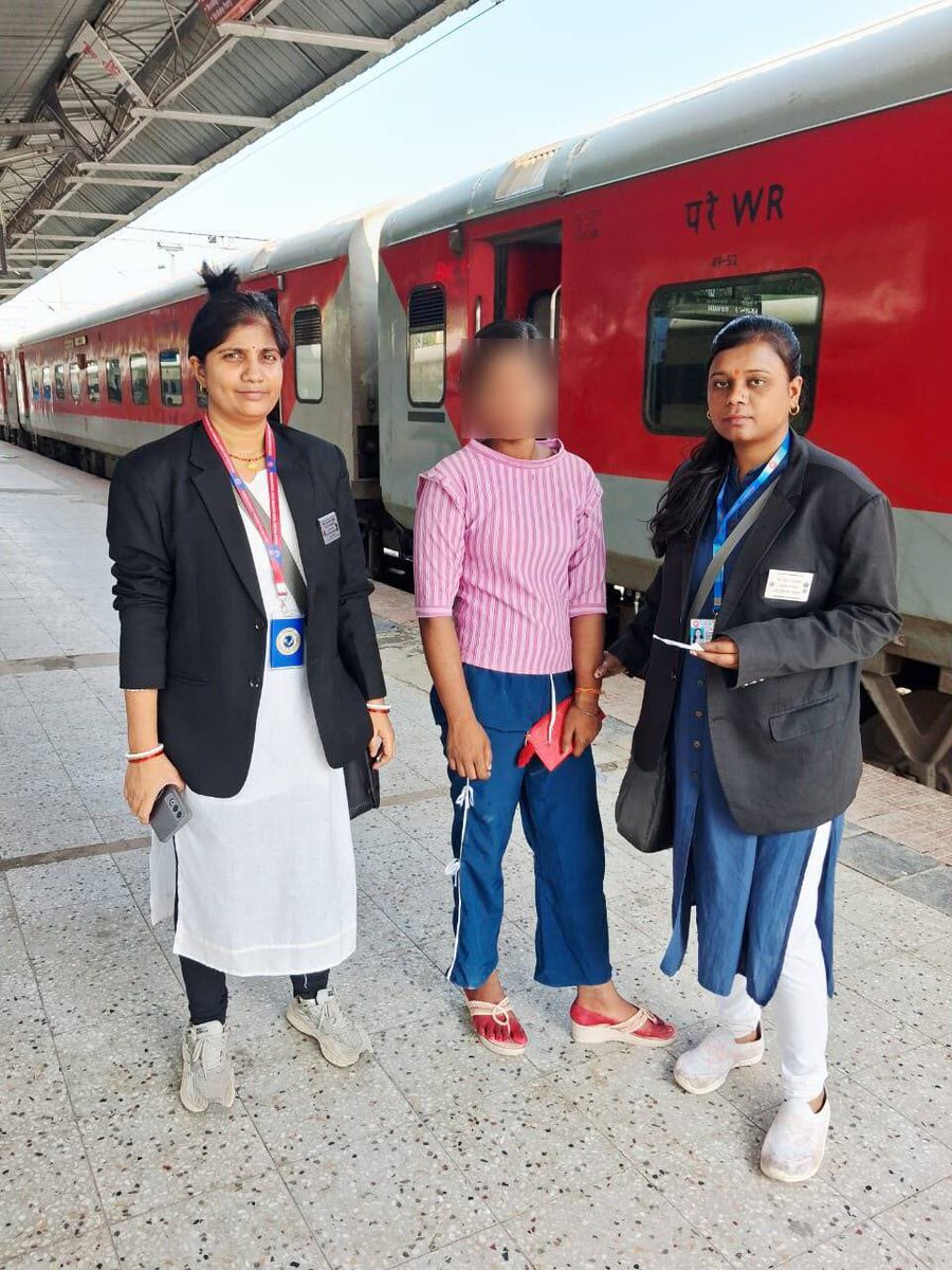 SONPUR_IRTCSO's tweet photo. रेलगाड़ी संख्या 15565 में ड्यूटी के दौरान टिकट चेकिंग स्टाफ श्रीमती टुन्नी कुमारी एवं सुश्री रजनी कुमारी/BJU को घर से बिना बताए निकली एक नाबालिग लड़की मिली, जिसे उन्होंने RPF बरौनी को सुपुर्द किया। दोनों महिला कर्मचारियों की संवेदनशीलता सराहनीय है।@drm_sonpur @srdcmsonpur @irtcso https://t.co/fhTL8mW0Np