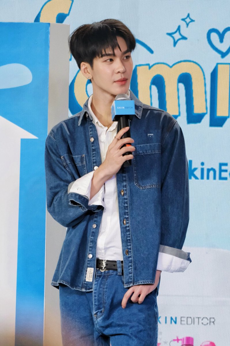 yvesishappyy's tweet photo. 111026 𓏔 #SkinEditorFMFxAASMhiipraew

AASMP AT FAMIE FEST

ไม่มีเป๋ากางเกงอยู่ยังไง

——————————— ⟢ ˚⊹
◜ @Auautnp 𓎛 #auautnp ◞
˗ˋˏ #takenbyyves◞♡ ˎˊ˗ https://t.co/kaBfGeh048