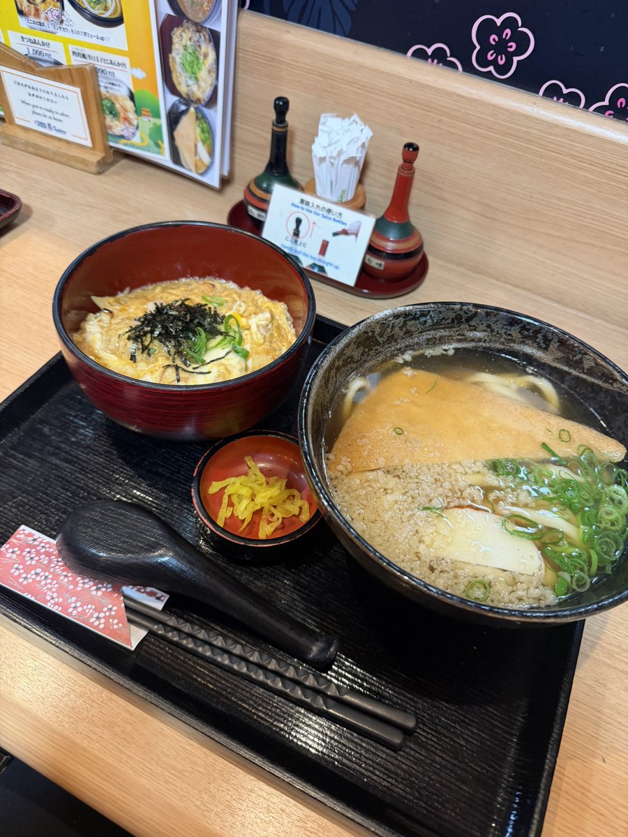 aloha39mimi's tweet photo. 伏見稲荷にキツネうどん食べに来たー
卵丼ときつねうどんのセット
めっちゃ美味しかった！

#町田サポ京都遠征
#zelvia https://t.co/IIcgYzeDyb