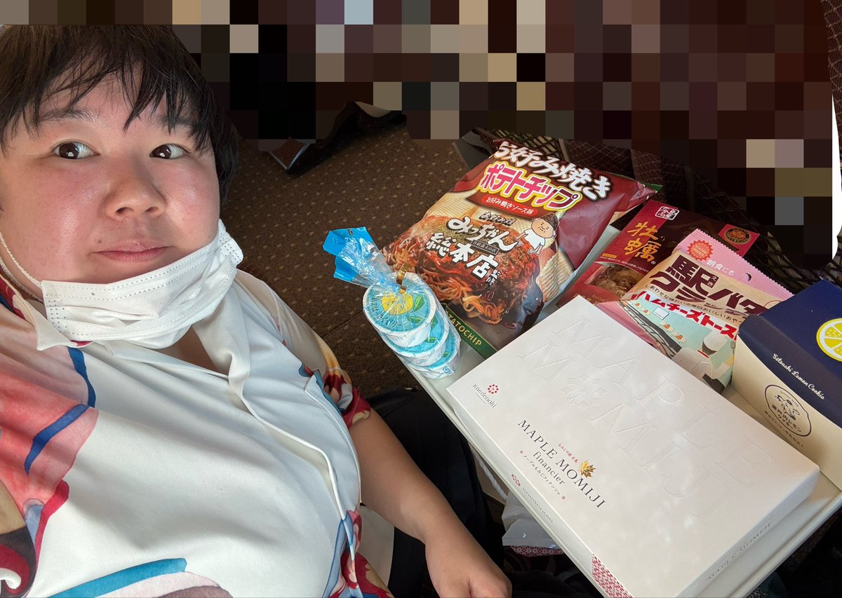 yasuko_sma's tweet photo. 沢山ありがとうございました‼️

オススメされたの買いました〜‼️
全部初めて見て初めて買ったー‼️

子ども食堂やすまったりで
小皿に分けてみんなで食べます😋

オススメされてた
揚げもみじと、むさしのお弁当と
もみじ饅頭は広島で食べました😆

#広島県
#ありがとう https://t.co/GqghHxVS6X
