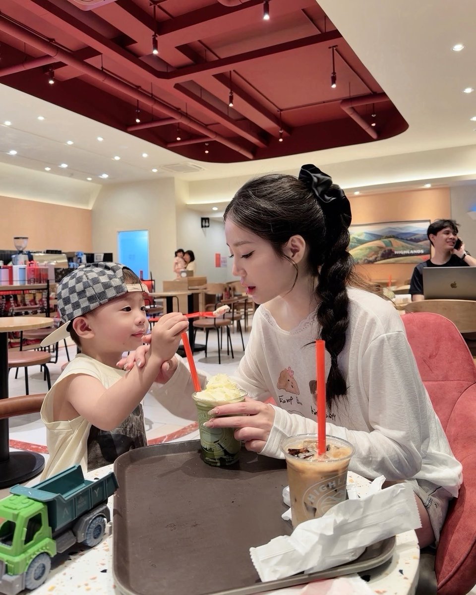ShinPham0908's tweet photo. Có ku em đáng đồng tiền bát gạo... Nó còn biết xúc cho mình ăn luôn mà kkk https://t.co/KGr1vPauvT
