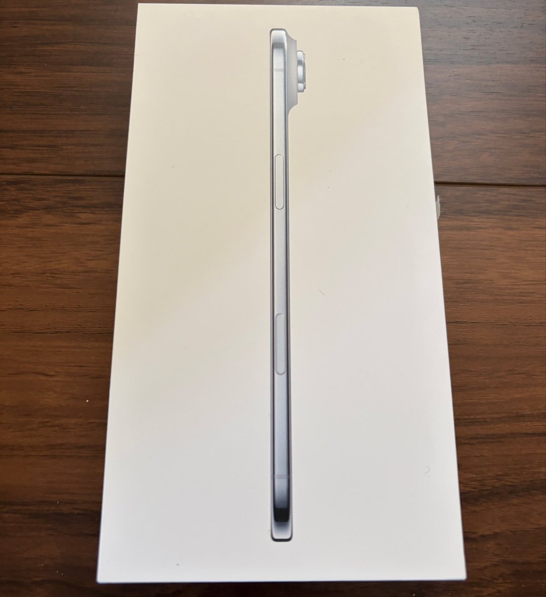 money_yossy's tweet photo. iPhone12→iPhoneAirに機種変更。
正直に言います。
ほぼ「進化を感じません」
正確には、iPhone12でも充分に満足できる性能でした。

皆、なんで最新のiPhoneを買うのでしょう？ https://t.co/Syy5SFeb5a