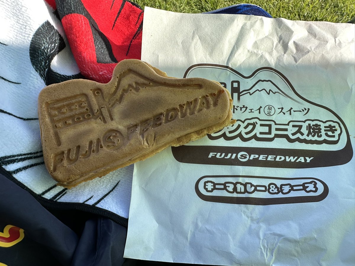 Rabuko's tweet photo. キーマカレー&amp;チーズ🍛🧀
レーシングコース焼き！

#Sformula #富士スピードウェイ https://t.co/Ov25Ijgjub