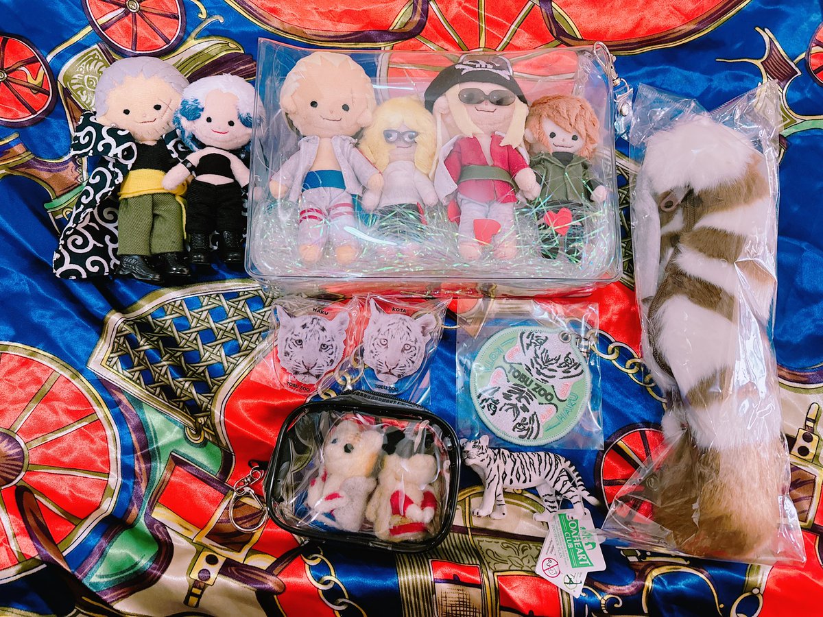 mt_m2es's tweet photo. それから本当に本当に嬉しいサプライズと贈り物を頂きまして！！！！！見てください！！！！うちの子たちの新たなぬいちゃんと、📕さんと🍹くんのにゃん、そしてアドラと同じホワイトタイガーの可愛い小物達！！！！私の方が貰いすぎている！！！！本当に本当にありがとうございます…！😭♡♡ https://t.co/FogqNBwkyW