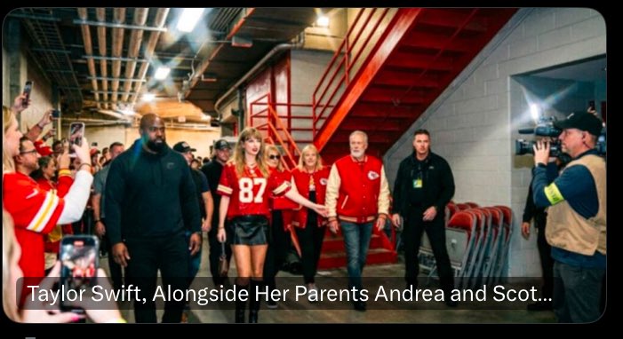 Joyktz7's tweet photo. Taylor Swift, Alongside Her Parents Andrea and Scott Swift and Her Husband Travis Kelce’s Parents Donna and Ed Kelce, Arrive in Matching Custom Chiefs Jackets at Arrowhead Stadium for the Season Opener, Holding a Giant Handmade Sign That Reads “That’s My Husband,” Leaving Travis Visibly Emotional on the Sideline as Fans Lose It Over the Never-Before-Seen Family Moment
See details below 

https://t.co/WJYuBkkerK